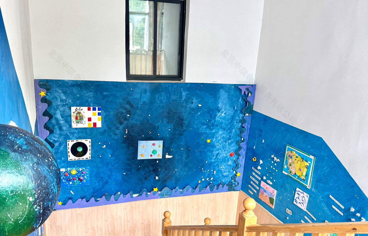 幼兒園的樓梯間的彩繪,辦理幼兒園確實(shí)不容易,一定要細(xì)心.jpg 幼兒園的樓梯間的彩繪,辦理幼兒園確實(shí)不容易,一定要細(xì)心.jpg