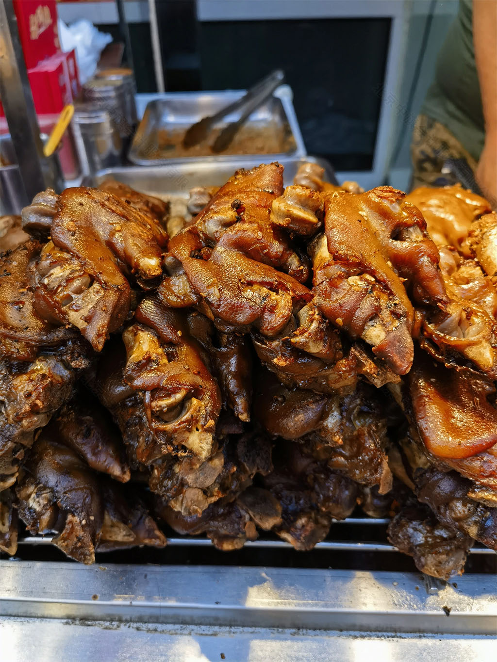 現(xiàn)在賣(mài)的烤豬蹄超級(jí)好吃,但是價(jià)格比較貴.jpg 現(xiàn)在賣(mài)的烤豬蹄超級(jí)好吃,但是價(jià)格比較貴.jpg