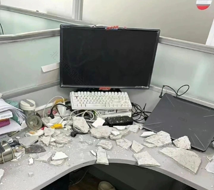 正在上班天花板掉下來(lái)了.jpg 正在上班天花板掉下來(lái)了.jpg