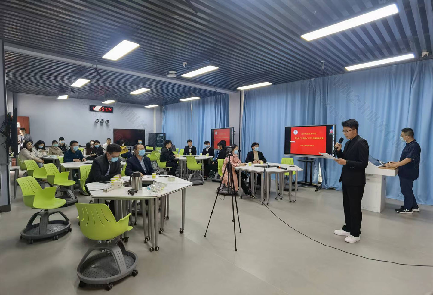 母校在舉辦大學(xué)生創(chuàng)業(yè)啟動儀式.jpg 母校在舉辦大學(xué)生創(chuàng)業(yè)啟動儀式.jpg
