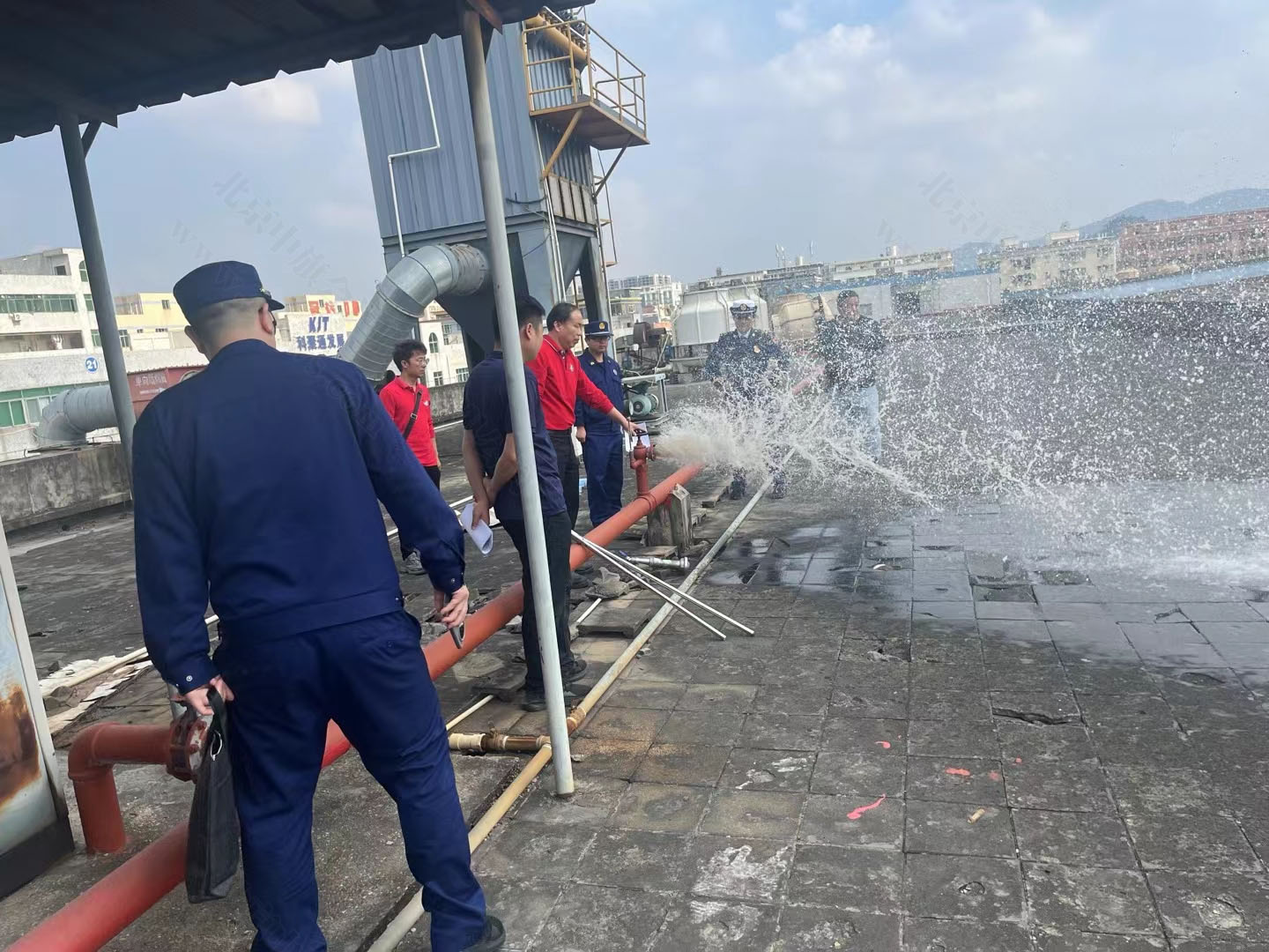 消防正在測(cè)試.jpg 消防正在測(cè)試.jpg