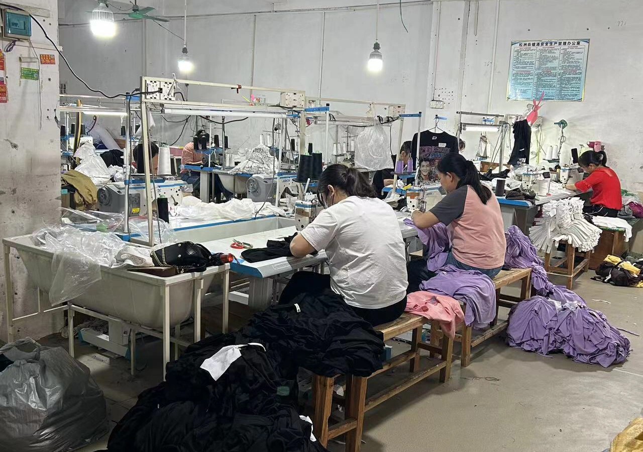 加工廠的小姐姐正在忙碌的生產衣服 加工廠的小姐姐正在忙碌的生產衣服