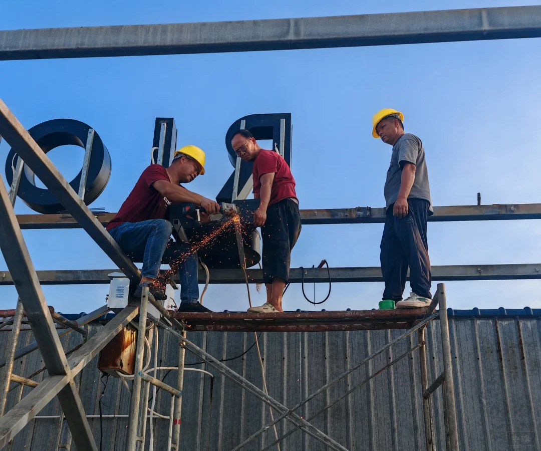 正在進行戶外安裝作業的師傅們 正在進行戶外安裝作業的師傅們